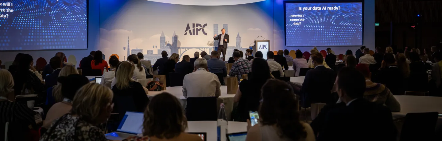 AI Expert Andrew Grill on stage in Luxembourg speaking on how event organisers can harness the power of AI